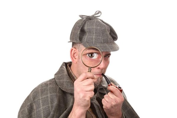 agente con una pipa en la mano ser detective