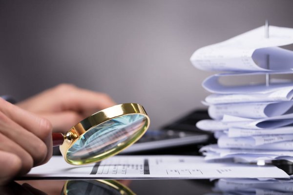 analizando un documento de contabilidad detectives privados