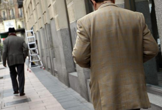 hombre espiando a una personas en la calle investigador privados